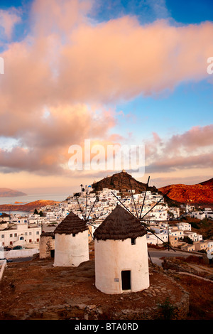 I mulini a vento affacciato sulla città di Chora. Ios Isole Cylcades, Grecia. Foto Stock