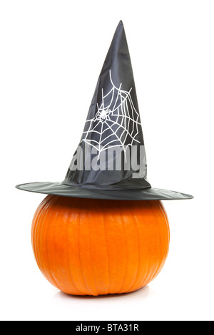 Grande zucca con strega black hat per halloween isolati su sfondo bianco Foto Stock
