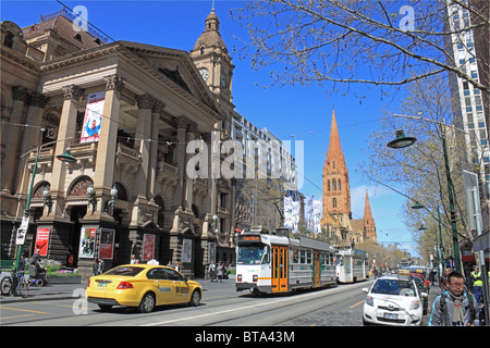 Municipio di Melbourne e la Cattedrale di St Paul e oltre, Swanston Street, il quartiere centrale degli affari, CBD, Victoria, Australia Foto Stock