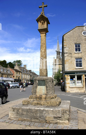 La croce medievale relativa ad una guerra civile battaglia in Stow-On-The-Wold Gloucestershire in Cotswolds Foto Stock