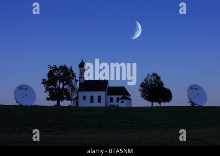 La stazione di terra, antenna parabolica, la Chiesa del pellegrinaggio di San Johannes, Raisting, Baviera, Germania, Europa Foto Stock