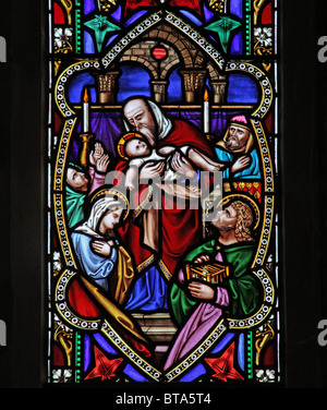 Una vetrata raffigurante Gesù la Presentazione al Tempio, la Chiesa Parrocchiale di San Michele, East Buckland, Devon Foto Stock