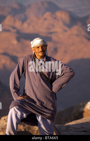 Guida beduino a Djebel Musa o il Monte Sinai vicino a Saint Katherine o El Miga village, Sinai, Egitto, Africa Foto Stock