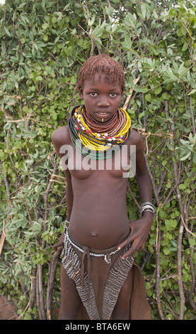 Nyangatom (Bumi) ragazza con pile di perle, Omo river Valley, Etiopia Foto Stock