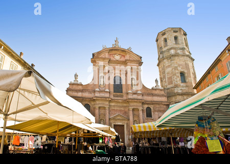 San Prospero piazza con mercato e chiesa, Reggio Emilia, Italia Foto Stock