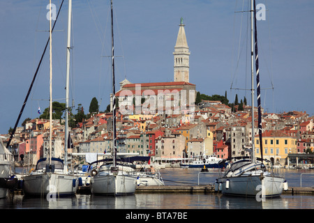 Croazia, Istria, Rovigno, skyline, porto, vista generale Foto Stock