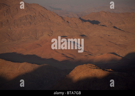 Il paesaggio intorno a Djebel Musa o il Monte Sinai vicino a Saint Katherine o El Miga village, Sinai, Egitto, Africa Foto Stock