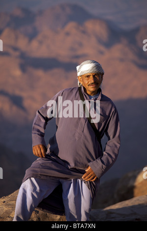 Guida beduino a Djebel Musa o il Monte Sinai vicino a Saint Katherine o El Miga village, Sinai, Egitto, Africa Foto Stock