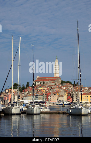 Croazia, Istria, Rovigno, skyline, porto, vista generale Foto Stock