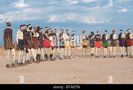 Nyangatom (Bumi) danze tribali cerimonia, Omo river Valley, Etiopia Foto Stock