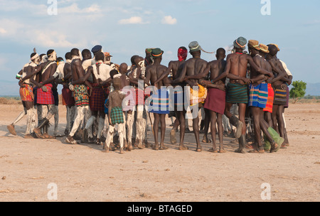 Nyangatom (Bumi) danze tribali cerimonia, Omo river Valley, Etiopia Foto Stock