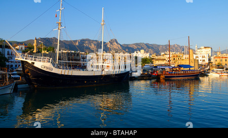 Il bellissimo porto di Kyrenia ( Girne) nella Repubblica Turca di Cipro del Nord Foto Stock