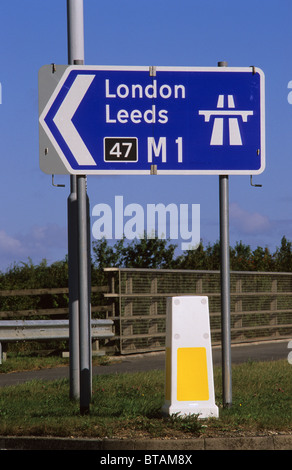 Autostrada M1 signpost allo svincolo a dare indicazioni per Londra e Leeds REGNO UNITO Foto Stock