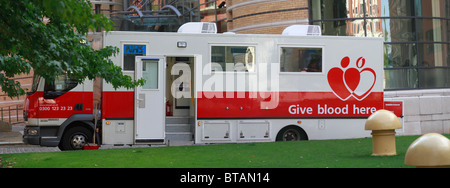 NHS donatore di sangue, battaglia wagon , vicino al Birmingham della linea principale canal, Foto Stock