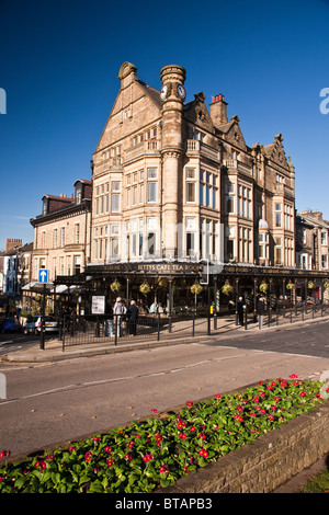 Bettys Cafe e sale da tè in Parlamento Street, Harrogate, North Yorkshire Foto Stock