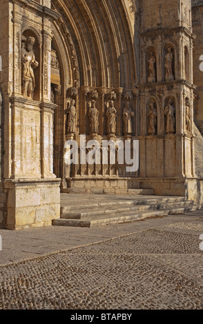 L'ingresso principale alla chiesa di Santa Maria la Mayor, Morella, Valencia, Spagna. Foto Stock