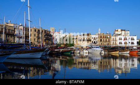 Il bellissimo porto di Kyrenia ( Girne) nella Repubblica Turca di Cipro del Nord Foto Stock