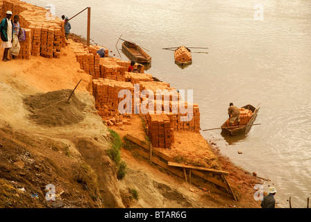 Madagascar, regione di Analamanga, mattoni di argilla di produzione sulla riva del fiume nei pressi di Antananarivo, Foto Stock