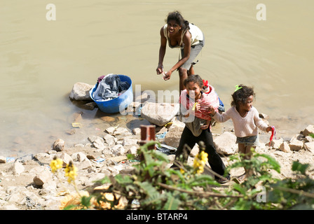 Madagascar, regione di Analamanga, paesaggio fluviale nei pressi di Antananarivo, le donne a lavare i panni nel fiume Foto Stock