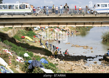 Madagascar, regione di Analamanga, paesaggio fluviale nei pressi di Antananarivo, le donne a lavare i panni nel fiume Foto Stock