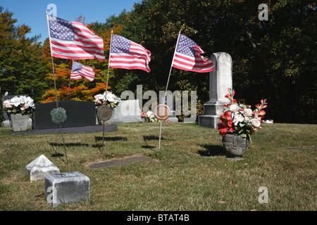 Sbiadita American bandiere al vento a lato sud cimitero di Nottingham, New Hampshire Foto Stock