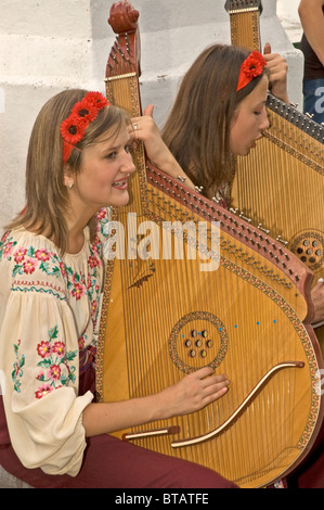 L'UCRAINA Novaja Kahovka ragazze in abito tradizionale giocando un bandura Foto Stock