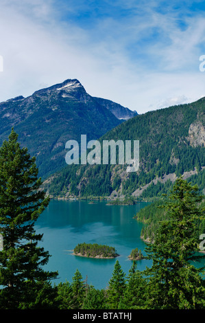 Diablo Lago e Davis Peak da Diablo si affacciano sul lago, Ross Lake National Recreation Area, North Cascades, Washington. Foto Stock