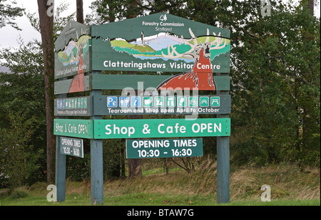 Commissione forestale segno per Clatteringshaws Visitor Center, off A712, Dumfries and Galloway, Scozia Foto Stock