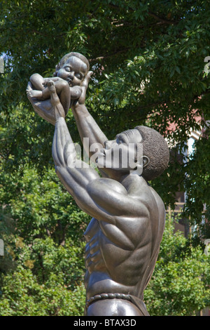 Ecco un monumento al di fuori di Ebenezer chiesa battista di Martin Luther King Jr in Atlanta in Georgia negli Stati Uniti Foto Stock