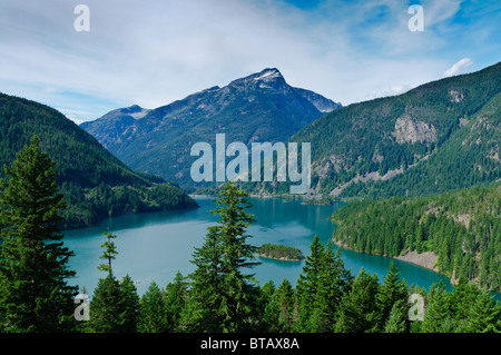 Diablo Lago e Davis picco, da Diable lago si affacciano, Ross Lake National Recreation Area, North Cascades, Washington. Foto Stock