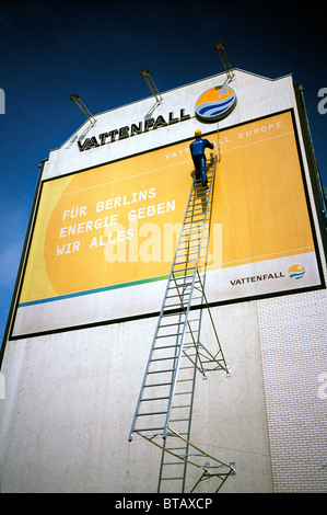Vattenfall Europe pubblicità sul frontone della parete di un edificio di appartamenti nel centro di Berlino. Foto Stock