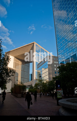 Parigi, Francia, architettura moderna, sede di edifici, le società francesi, La Défense e il centro commerciale, e la grande arcata (architetto di credito: Johan Otto von Spreckelsen) Foto Stock