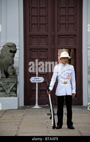 Soldato di guardia del bodyguard al di fuori delle sale di ricevimento del Grand Palace Bangkok Thailandia Chakri Maha Prasat Foto Stock