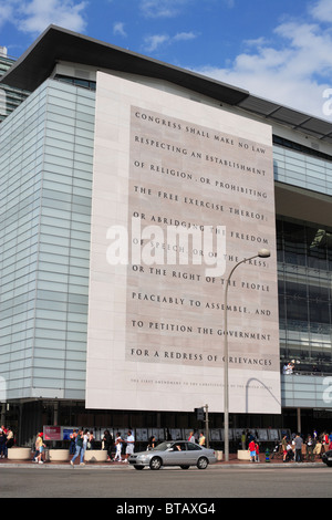 La facciata della Newseum di Washington DC che mostra un iscrizione del Primo Emendamento della Costituzione degli Stati Uniti. Foto Stock
