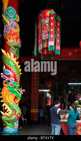 Peccato Sze Si Ya Cinese Tempio Taoista Chinatown Kuala Lumpur Malaysia le persone in adorazione all'interno del tempio taoista taoismo Foto Stock