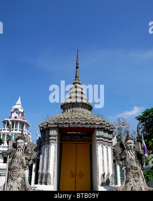 Il riparo di protezione di porta statue in pietra Wat Pho tempio del Buddha reclinato Wat Phra Chetuphon Bangkok in Thailandia Foto Stock