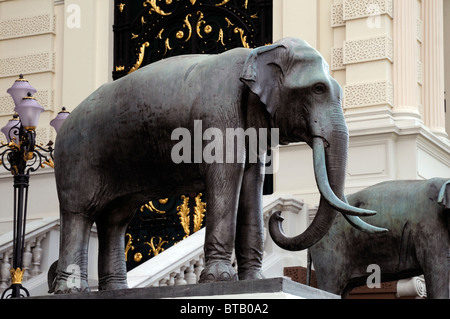 Statua di elefante sale di ricevimento del Grand Palace Bangkok Thailandia Chakri Maha Prasat Chakri Mahaprasad Hall Foto Stock