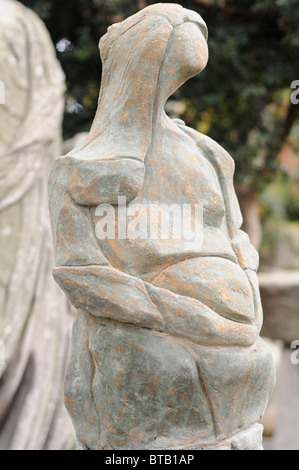 Ayfer Karamani scultura raffigurante forma femminile nel giardino del museo archeologico (Arkeoloji Muzesi), Istanbul, Turchia Foto Stock