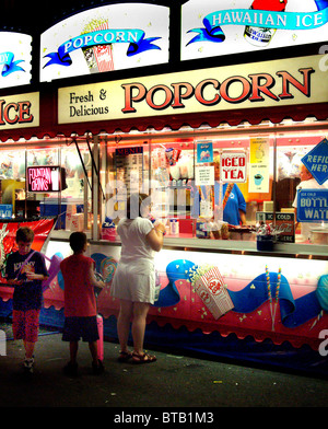 I bambini presso lo stand di ristoro al Labor Day festival Greenbelt, Md Foto Stock