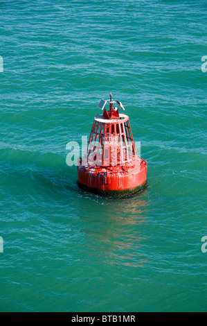 Il Battito di Hythe port boa segnaletica marcatura di corsia di spedizione in Southampton attraverso Southampton acqua. Foto Stock