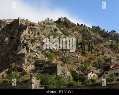 Montenegro Cattaro, fortificazioni sulla montagna Foto Stock