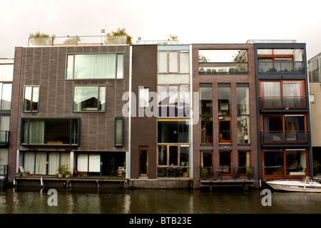 Architettura unica in Scheepstimmermanstraat, Amsterdam. Case a schiera con tutte le diverse facciate moderne Foto Stock