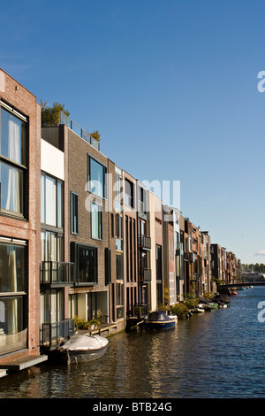 Architettura unica in Scheepstimmermanstraat, Amsterdam. Case a schiera con tutte le diverse facciate moderne Foto Stock