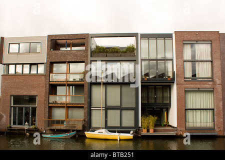 Architettura unica in Scheepstimmermanstraat, Amsterdam. Case a schiera con tutte le diverse facciate moderne Foto Stock