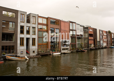 Architettura unica in Scheepstimmermanstraat, Amsterdam. Case a schiera con tutte le diverse facciate moderne Foto Stock