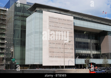 La facciata della Newseum di Washington DC che mostra un iscrizione del Primo Emendamento della Costituzione degli Stati Uniti. Foto Stock