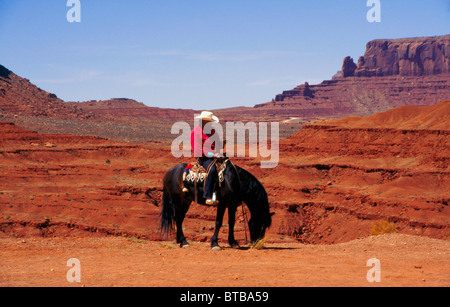 Nativo Americano Indiano Navajo a cavallo nella Monument Valley Arizona USA Foto Stock