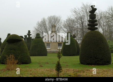 Yew Tree Topiaria da Clipsham a, Rutland Foto Stock