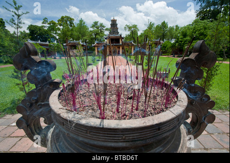 Bruciatore di incenso o incensiere nei giardini di Thien Mu Pagoda, città imperiale di Hue, Vietnam Foto Stock