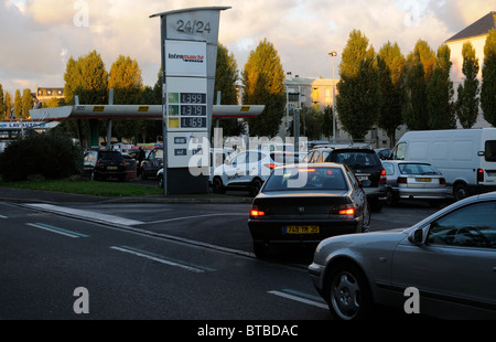Gli automobilisti francesi in coda per la benzina e il combustibile diesel durante l' attuale crisi di carburante al supermercato Intermarche St Malo Francia Foto Stock